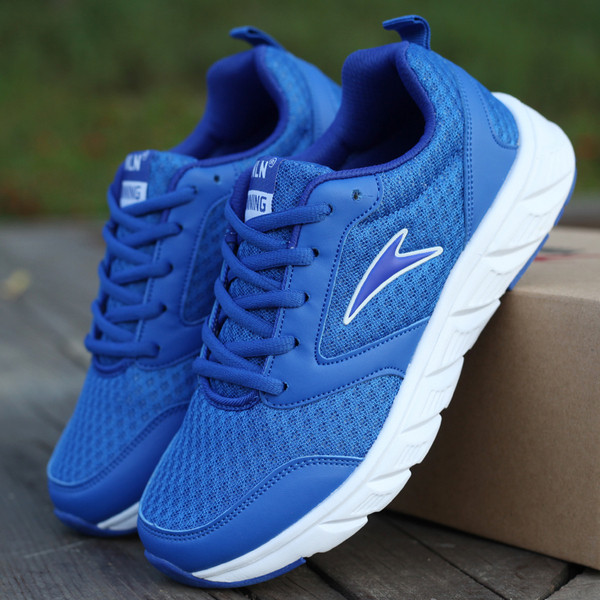 Alkalmi férfi tornacipő nyelvén felirattal