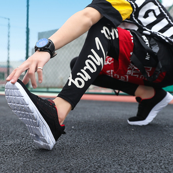 Légáteresztő férfi tornacipő emblémával és nyakkendővel