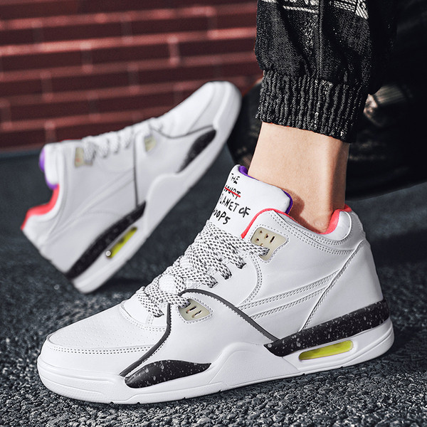 Moodsad kõrge talla ja paeltega meeste tossud