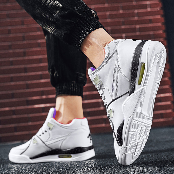 Moodsad kõrge talla ja paeltega meeste tossud