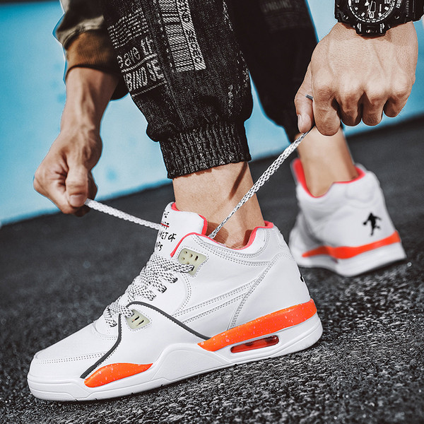 Moodsad kõrge talla ja paeltega meeste tossud