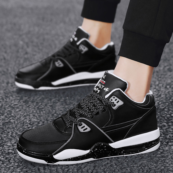 Moodsad kõrge talla ja paeltega meeste tossud