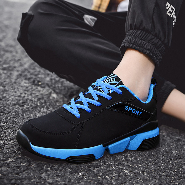 Sport és alkalmi férfi tornacipő színes talppal