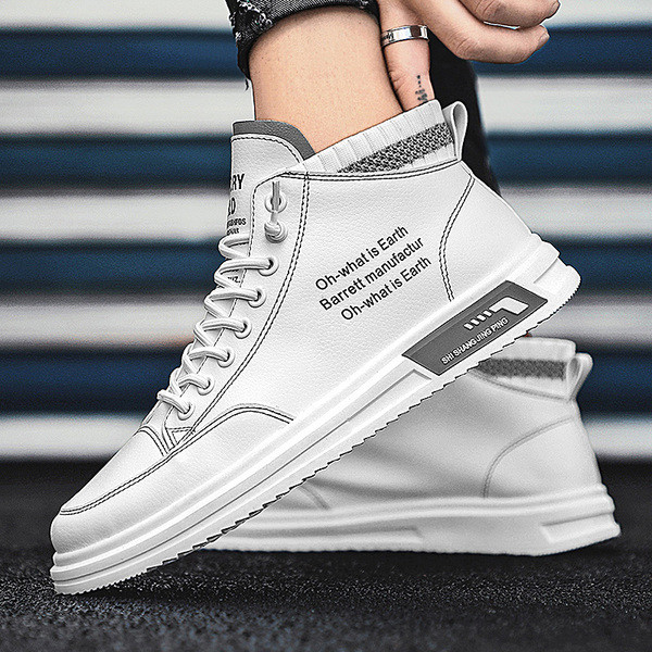 Vabaaja tossud kolmes värvitoonis kirjade ja lipsudega