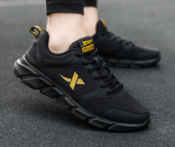 Fekete férfi tornacipő hálóval és fűzővel