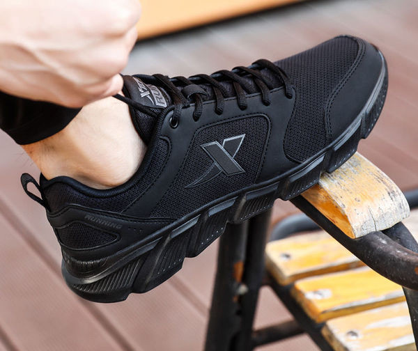 Fekete férfi tornacipő hálóval és fűzővel