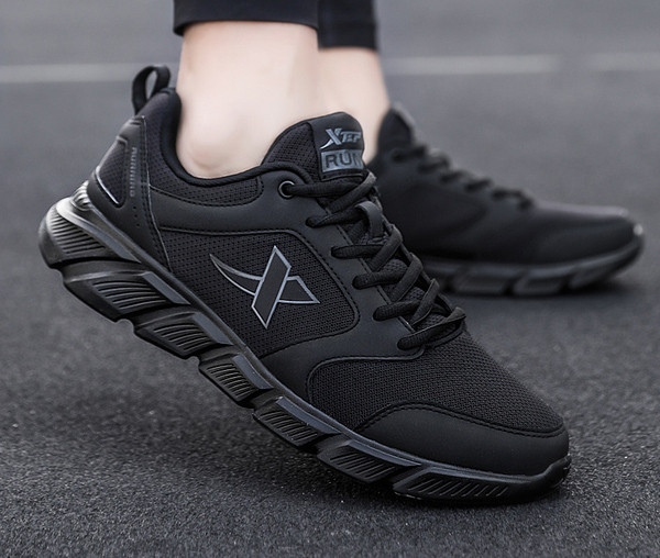 Fekete férfi tornacipő hálóval és fűzővel