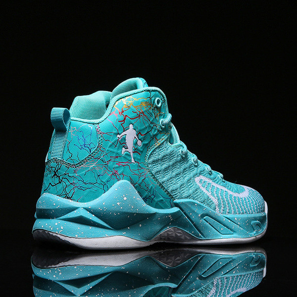 Uus kõrge talla ja aplikatsiooniga meeste sporttossude mudel