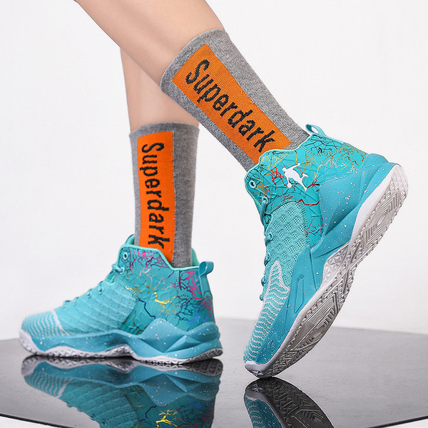 Uus kõrge talla ja aplikatsiooniga meeste sporttossude mudel