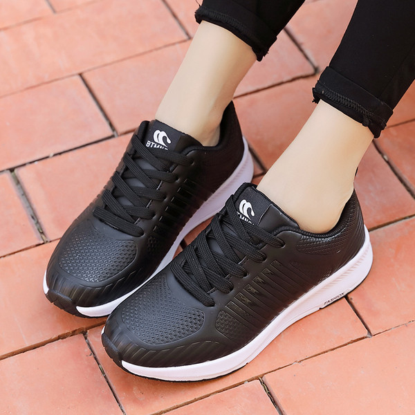 Bőr férfi tornacipő emblémával a nyelven