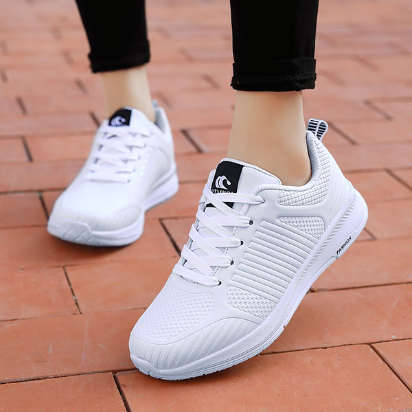 Bőr férfi tornacipő emblémával a nyelven