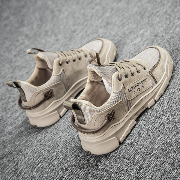 Kolmes värvitoonis paelte ja lameda tallaga meeste tossud