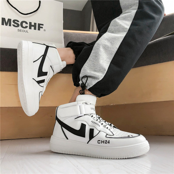 Meeste vabaaja tossud kleebiste ja lameda tallaga