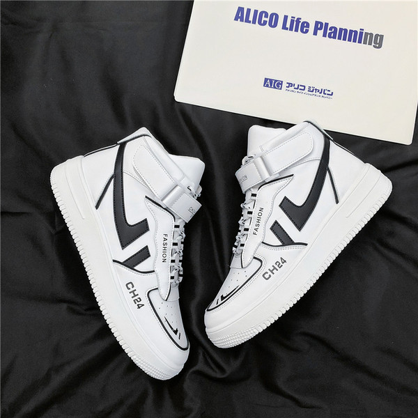 Meeste vabaaja tossud kleebiste ja lameda tallaga