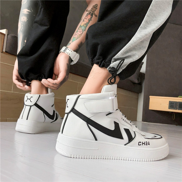 Meeste vabaaja tossud kleebiste ja lameda tallaga