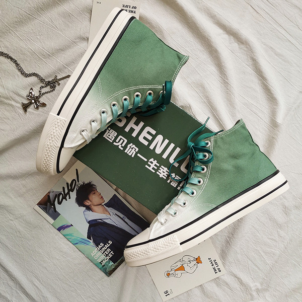 Tekstiilist sillerdavates värvides vabaaja tossud meestele