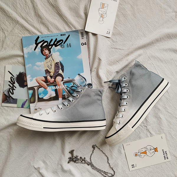 Tekstiilist sillerdavates värvides vabaaja tossud meestele