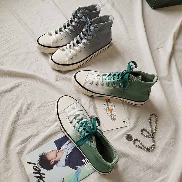 Tekstiilist sillerdavates värvides vabaaja tossud meestele