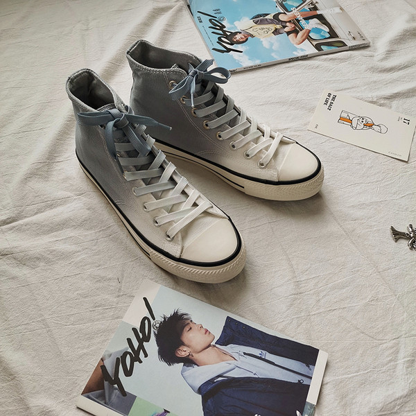 Tekstiilist sillerdavates värvides vabaaja tossud meestele