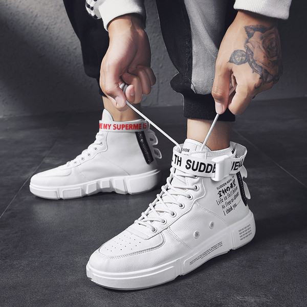 Modern magas tornacipő eko bőrből, feliratokkal