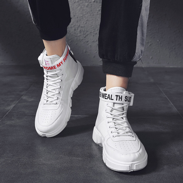 Modern magas tornacipő eko bőrből, feliratokkal