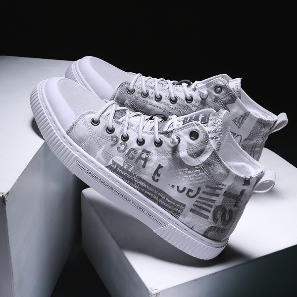 Alkalmi férfi magas tornacipő fűzővel és rátéttel