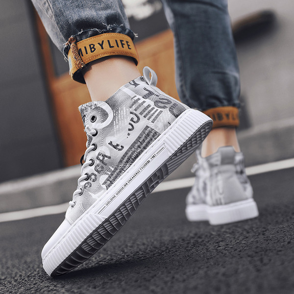 Alkalmi férfi magas tornacipő fűzővel és rátéttel