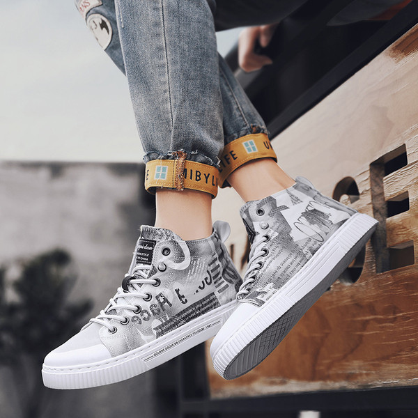 Alkalmi férfi magas tornacipő fűzővel és rátéttel