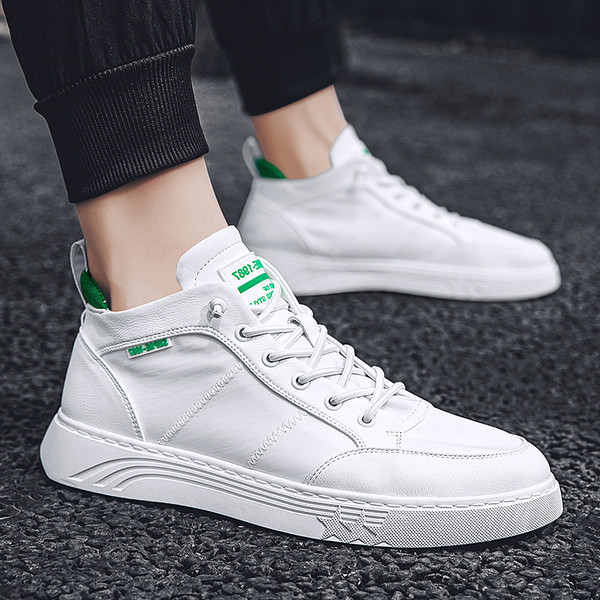 Alkalmi férfi tornacipő műbőrből, lapos talppal