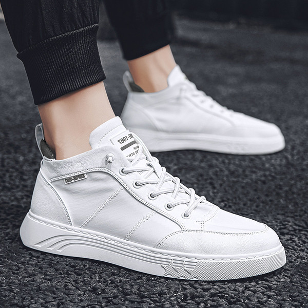 Alkalmi férfi tornacipő műbőrből, lapos talppal