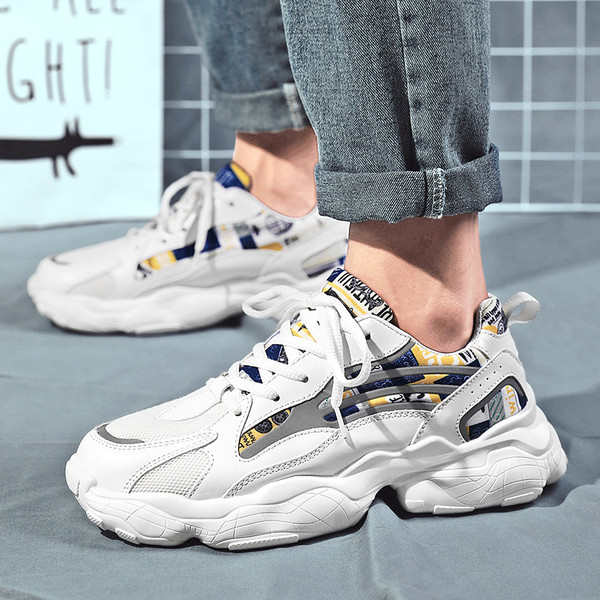 Moodsad värviliste elementidega meeste tossud