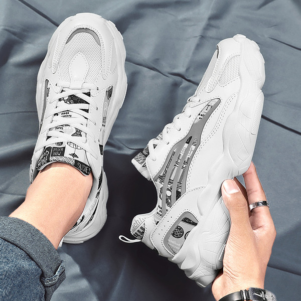 Moodsad värviliste elementidega meeste tossud