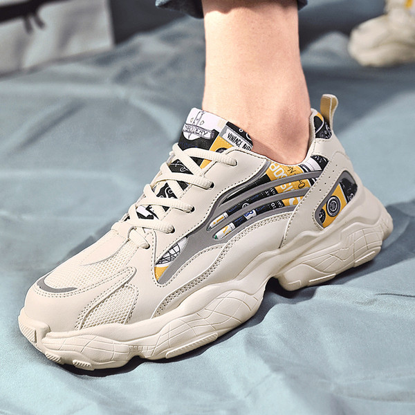 Moodsad värviliste elementidega meeste tossud