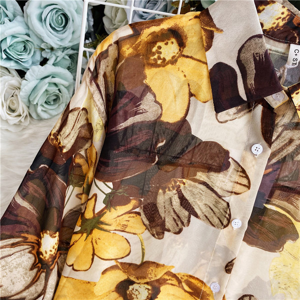 Aktuális női ing virágmintával és klasszikus gallérral