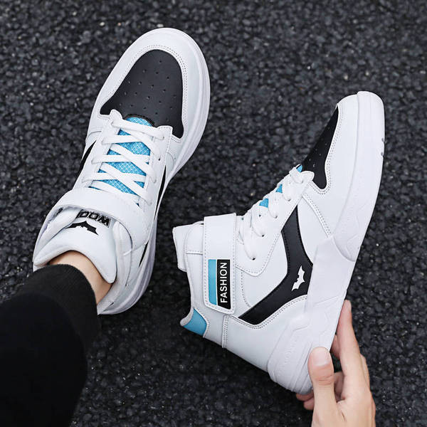 Novi model muških tenisica sa naljepnicom i vezicama u više boja