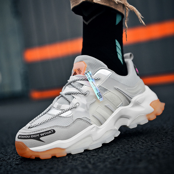 Férfi tornacipő durva talppal és fűzővel