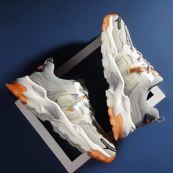 Férfi tornacipő durva talppal és fűzővel