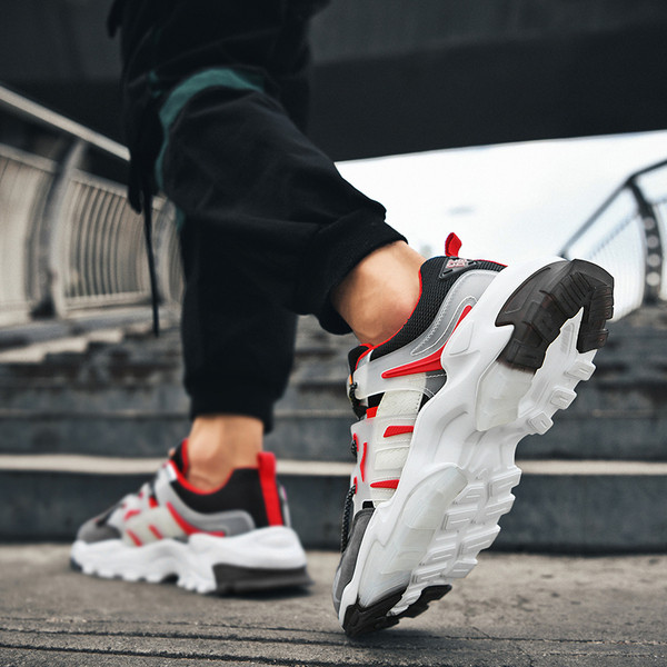 Férfi tornacipő durva talppal és fűzővel