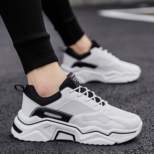 Férfi sportcipő magas talppal és hálóval