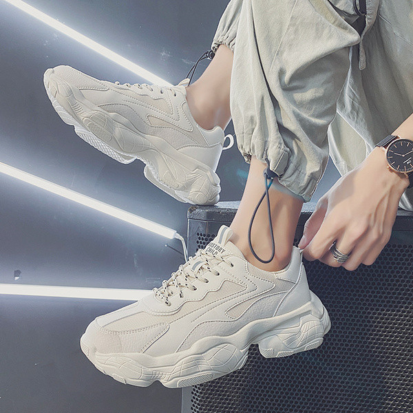 Kareda talla ja paeltega moodsate meeste tossude uus mudel