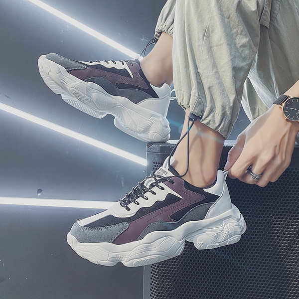 Kareda talla ja paeltega moodsate meeste tossude uus mudel