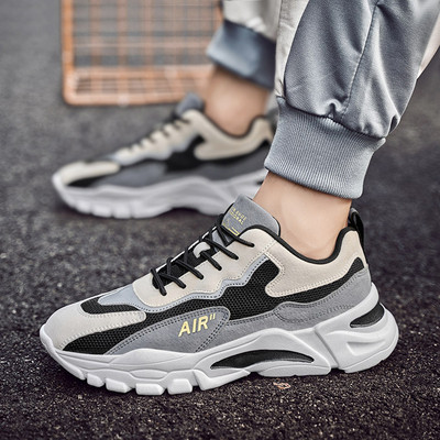 Ανδρικά αθλητικά παπούτσια με πλέγμα και επιγραφή