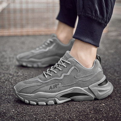 Ανδρικά αθλητικά παπούτσια με πλέγμα και επιγραφή