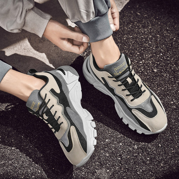 Ανδρικά αθλητικά  παπούτσια με πλέγμα και επιγραφή