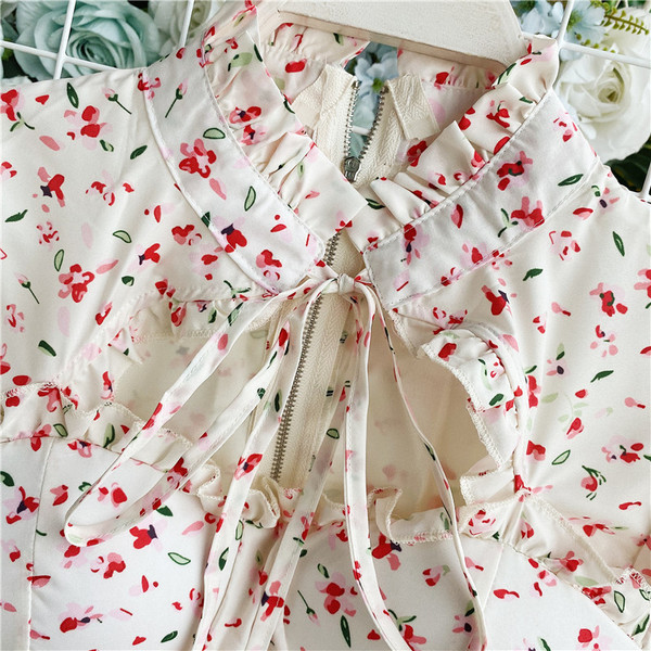 Praegune naiste lühike lipsude ja lukuga särk