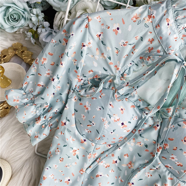 Praegune naiste lühike lipsude ja lukuga särk