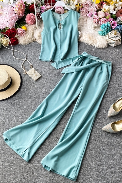 Női korszerű szett hosszú, széles nadrágból és felsőből