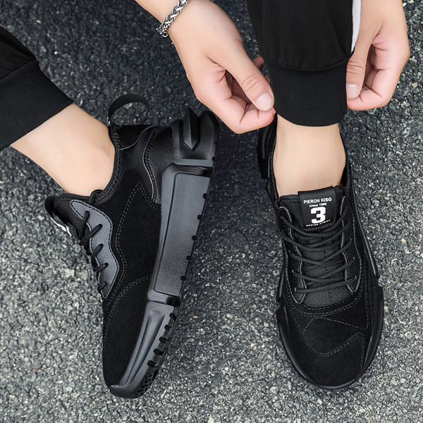 Férfi tornacipő új modellje fűzővel és feliratokkal