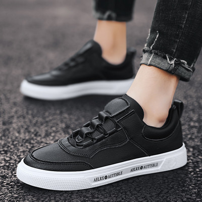 Meeste vabaaja tossud paelte ja valge tallaga, millel on kiri