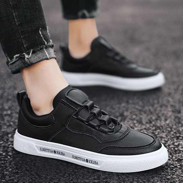 Meeste vabaaja tossud paelte ja valge tallaga, millel on kiri